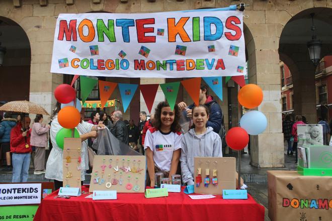 En imágenes: Más de 600 estudiantes protagonizan el mercado de cooperativas en la plaza Mayor de Gijón