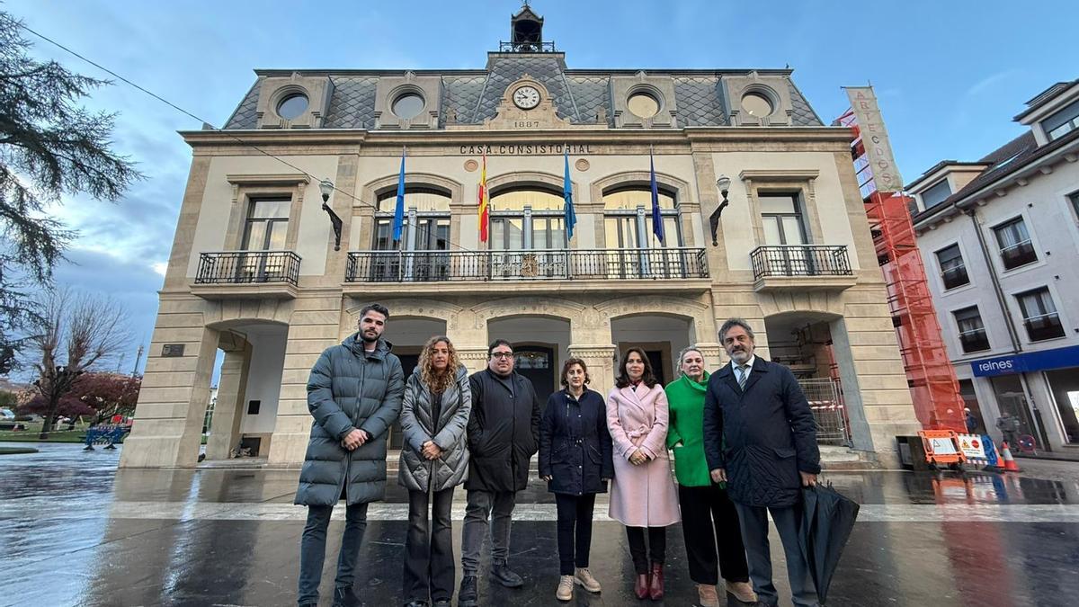Por la izquierda, Borja Lapuerta, Graciela Velasco, Javier Mateus, Ana Carmen Yáñez, Natalia González, Paula Onís y Juan Luis Berros, ante el Ayuntamiento