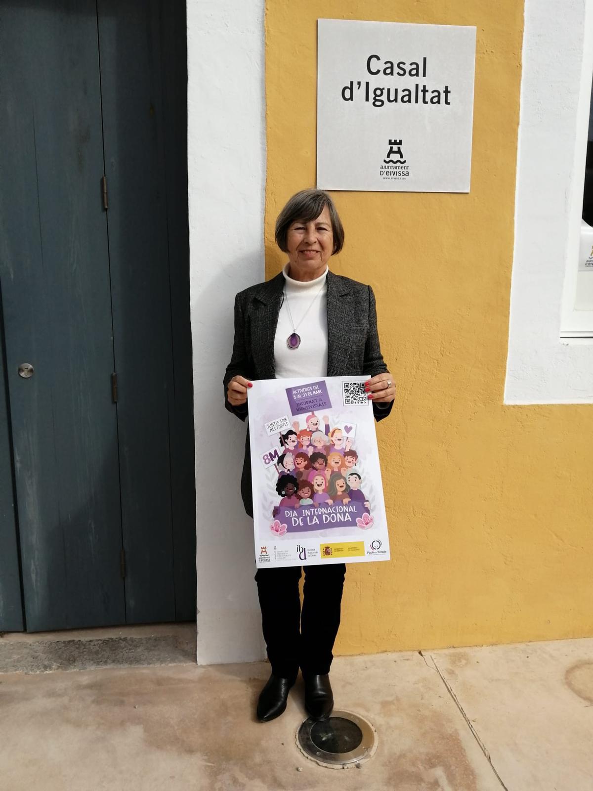 La concejala de Igualdad del Ayuntamiento de Ibiza, Montse García, sostiene el cartel de las actividades programadas por el 8M.