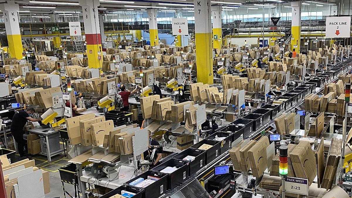 Zona de empaquetado de la planta logística de Amazon en El Prat.