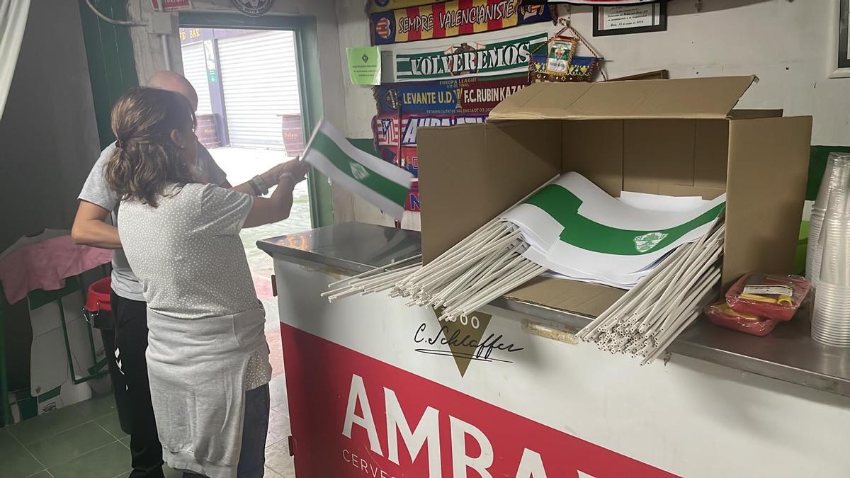 Las banderas que se repartirán este lunes en el fondo norte del estadio Martínez Valero