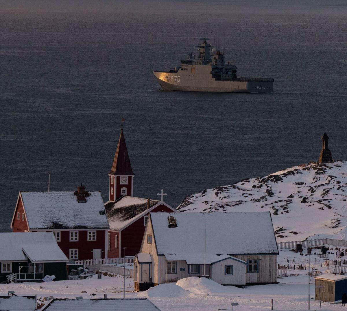 El vaixell de guerra danès HDMS Knud Rasmussen, a la costa de Nuuk, la capital de Groenlàndia. | EVGENIY MALOLETKA / AP