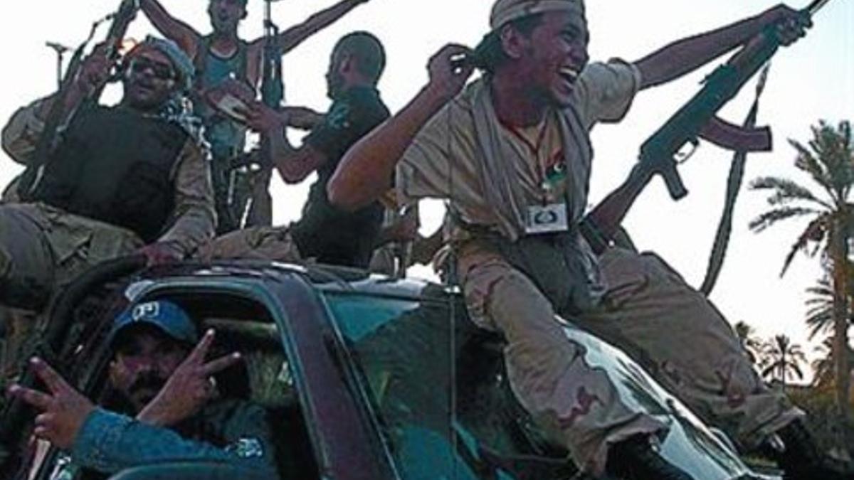 Rebeldes saludan al avanzar hacia Trípoli.