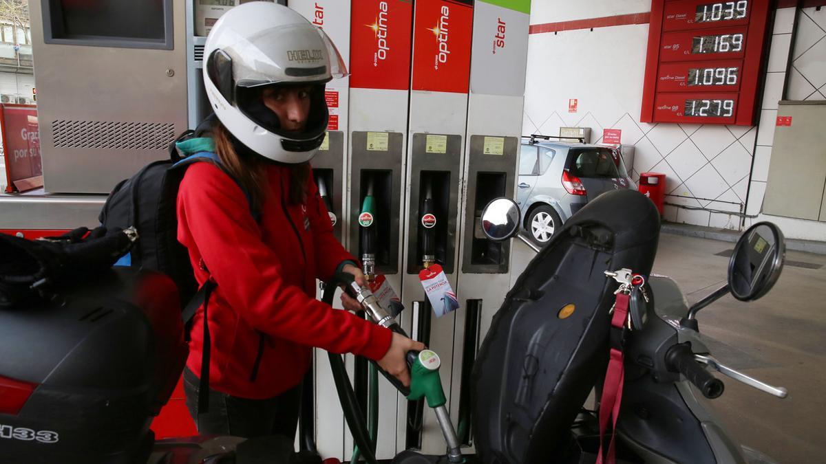 Un motorista reposta combustible.