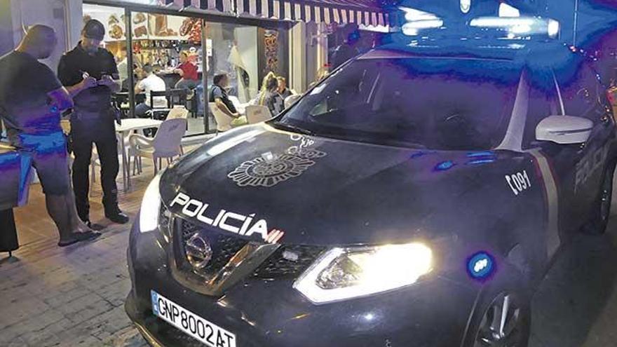 Efectivos de la Policía Nacional durante el despliegue nocturno en Calas de Mallorca.