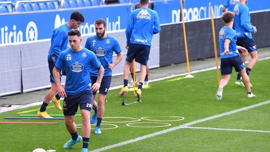 Svensson y Antoñito, rodeados de compañeros, durante un entrenamiento en Riazor. |  // VICTOR ECHAVE