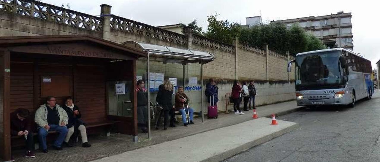 Usuarios, ayer, a media mañana esperando la llegada del autobús en las marquesinas polesas.