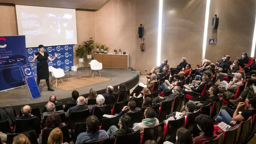 La catedrática de Física Biológica, Sonia Contera, ante el numeroso público que siguió ayer con atención su conferencia en el club DM.  | B.RAMON