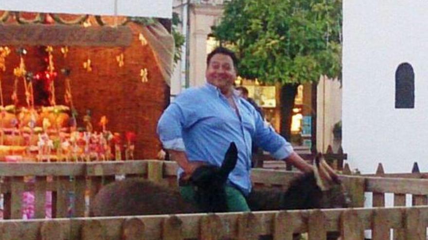 El detenido, sonriente, posa subido sobre &#039;Platero&#039;.