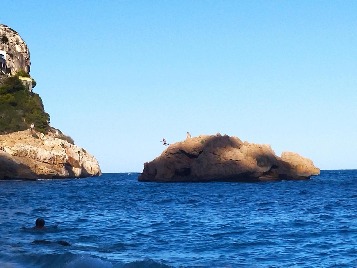 Los bañistas se cuelan por un resquicio en Ambolo, la cala clausurada ...