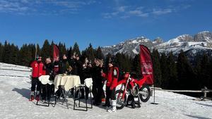 Marc Márquez y Bagnaia desafían la nieve: la carrera más gélida del año