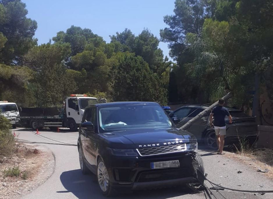 Un poste desplomado tras la colisión de un Lamborghini y un Range Rover en Ibiza