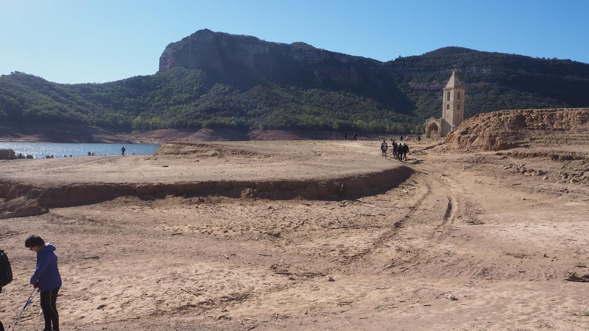 Turismo de sequía en el pantano de Sau