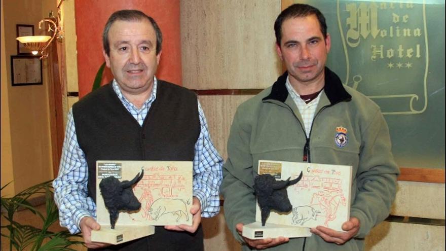 Los patrocinadores de los trofeos, Florencio de la Calle y José Pérez, ayer tarde en la presentación