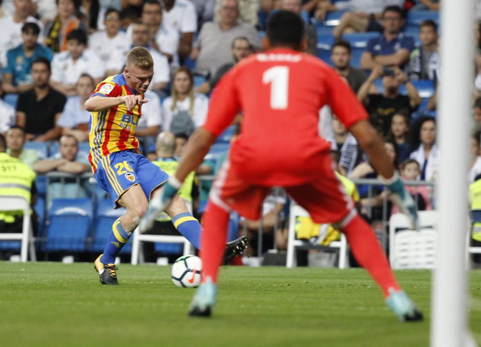 Instantes del partido disputado ayer entre el Valencia CF y el Real Madrid.