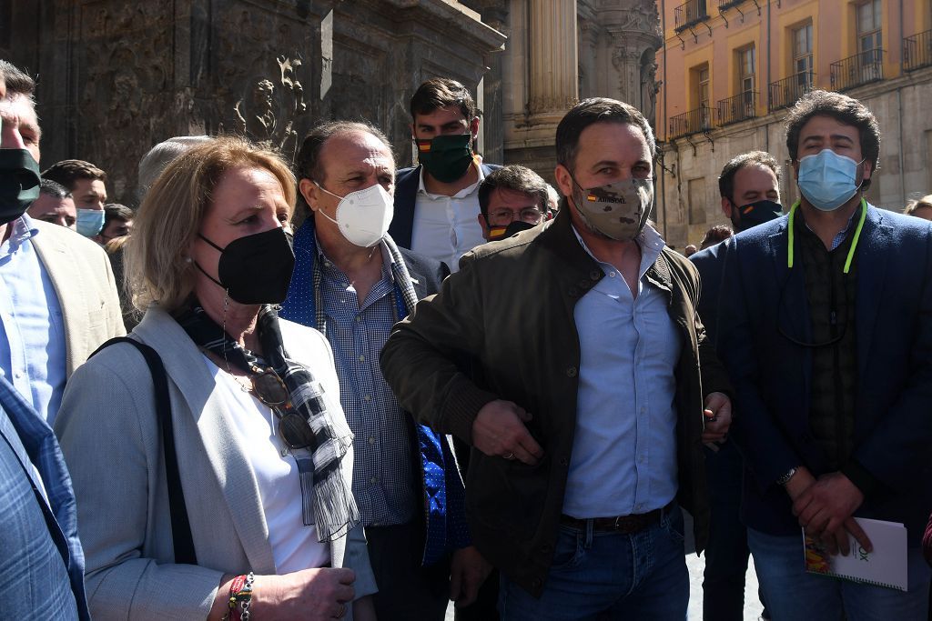 La plaza de la Catedral de Murcia se abarrota para recibir a Abascal