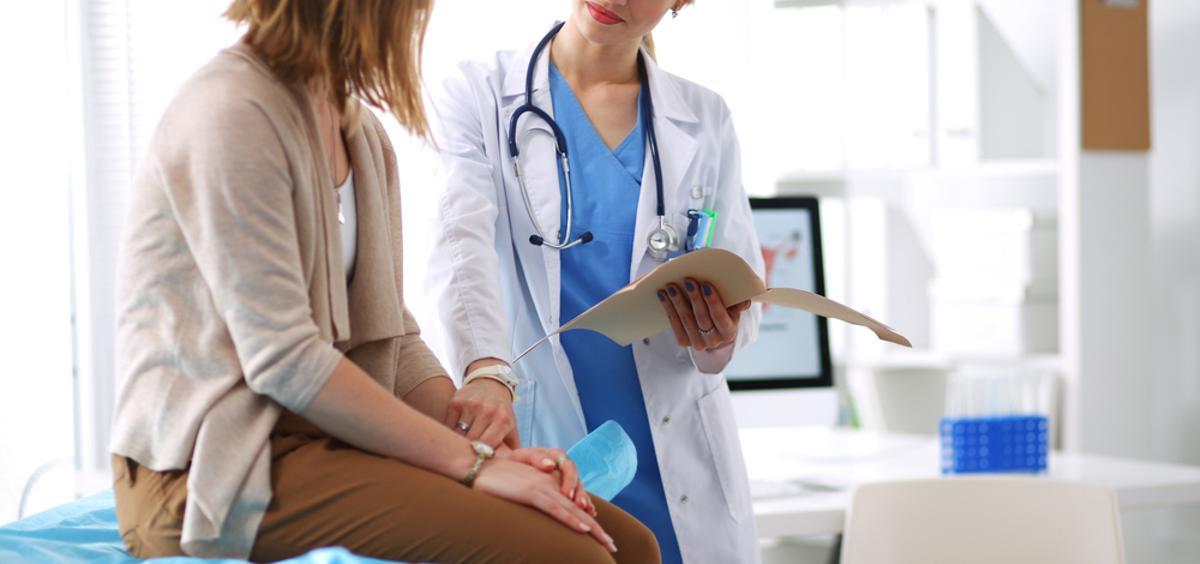 Mujer consulta médico
