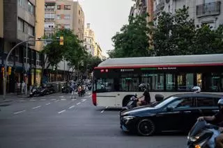 Tres heridos al chocar un coche con un autobús en la calle Gran de Gràcia de Barcelona