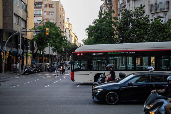 Tres ferits en xocar un cotxe amb un autobús al carrer Gran de Gràcia de  Barcelona