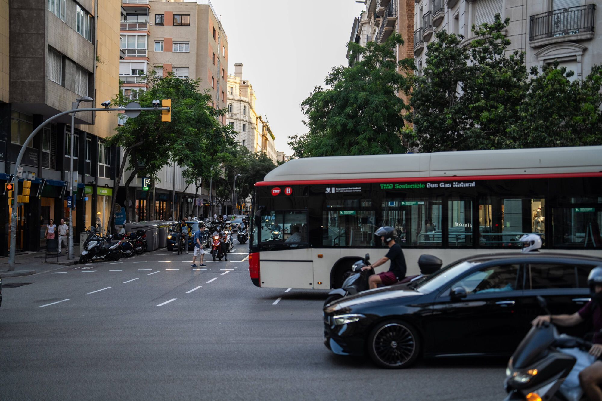 Tres heridos al chocar un coche con un autobús en la calle Gran de Gràcia de Barcelona