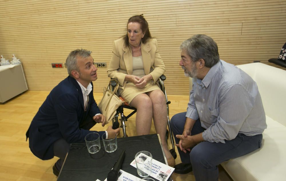 De los homenajeados ayer se resaltó, entre otras virtudes, su «humanidad», ser «periodistas todoterreno» y hacer un trabajo «libre» durante los años de dictadura.