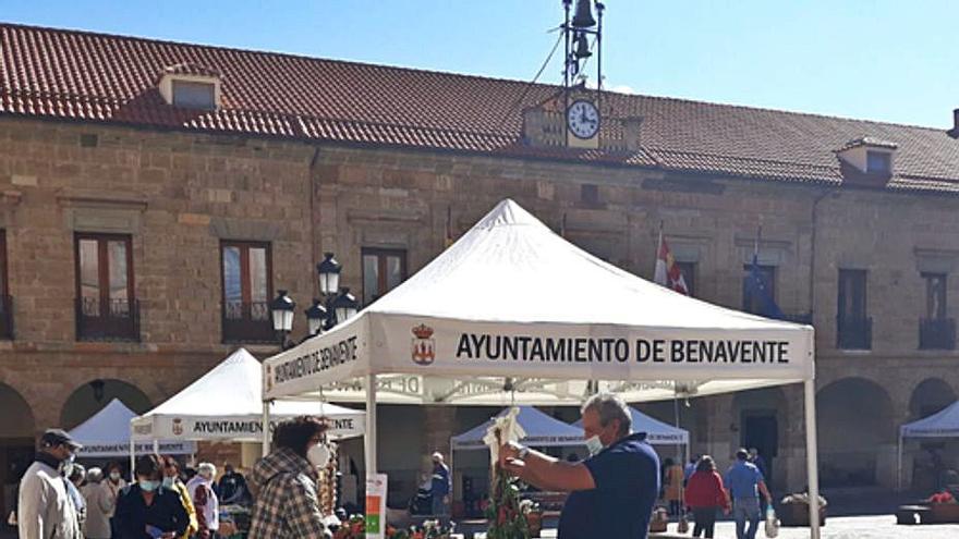 Uno de los hortelanos habituales de la feria muestra sus productos. | E. P.