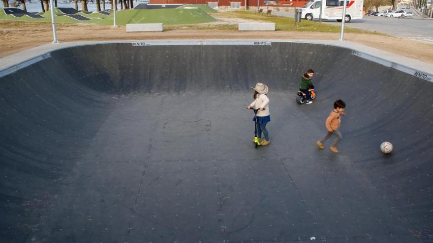 Varios niños disfrutaban ayer del hoyo para skaters de As Sinas.