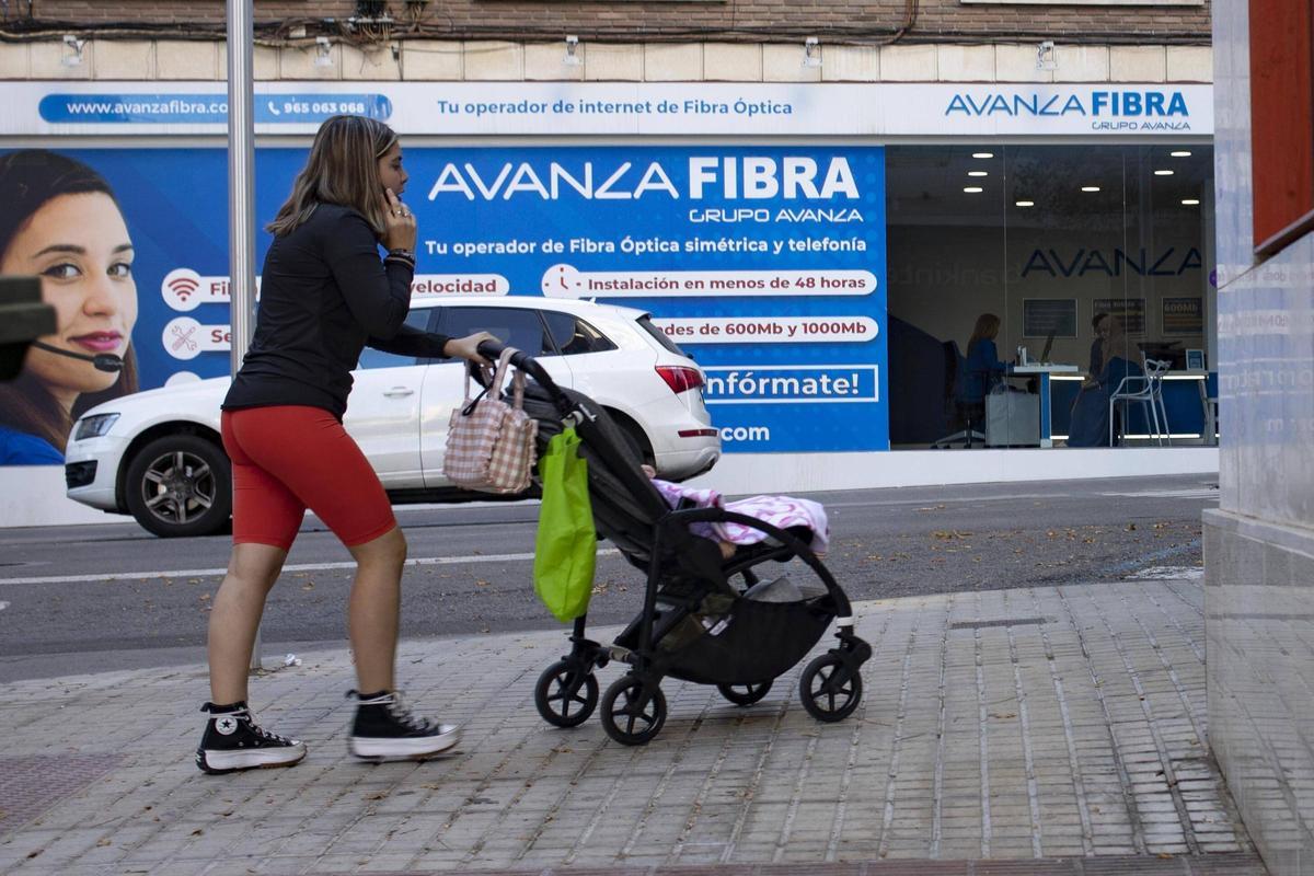 Una mujer empuja un carrito con un bebé en Xàtiva, en una imagen de archivo.