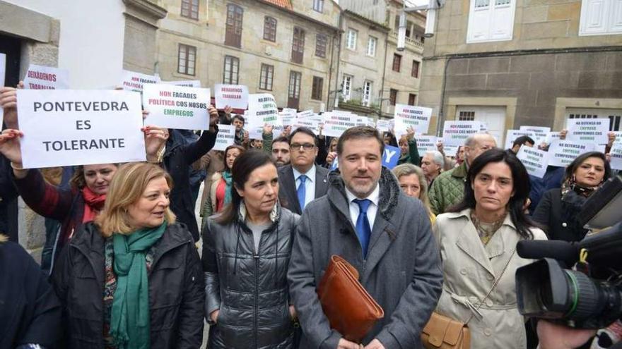 Jacobo Moreira, acompañado por otras dirigentes populares, ante los trabajadores de Ence. // G.S.
