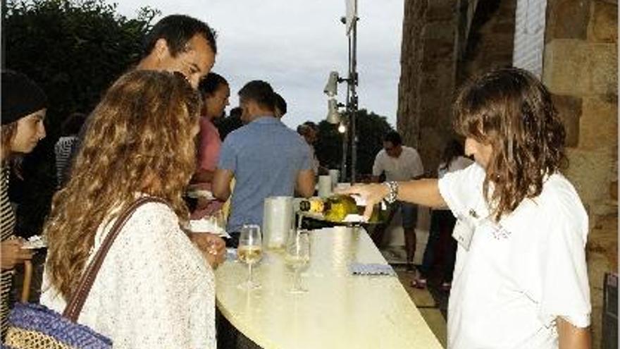 Unes 400 persones van desafiar la pluja per tastar diferents vins a Pals.