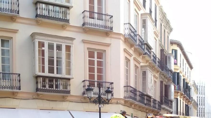 Una grúa municipal retira los patinetes en calle Comedias