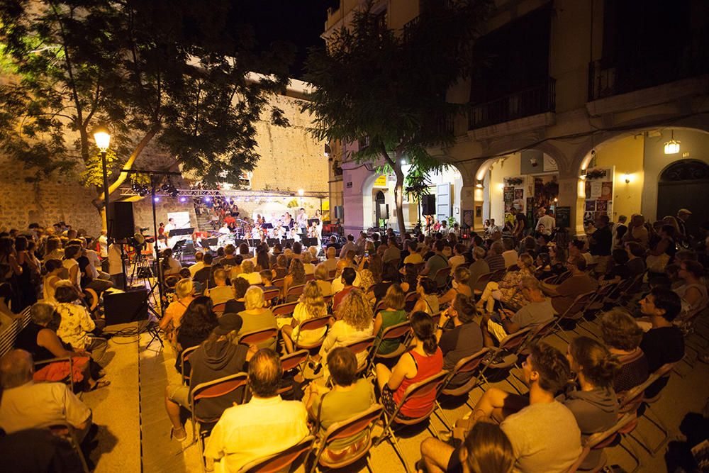 El Festival Eivissa Jazz abrió con un concierto de la Big Band Ciutat d'Eivissa que contó con la colaboración de Arturo Pueyo