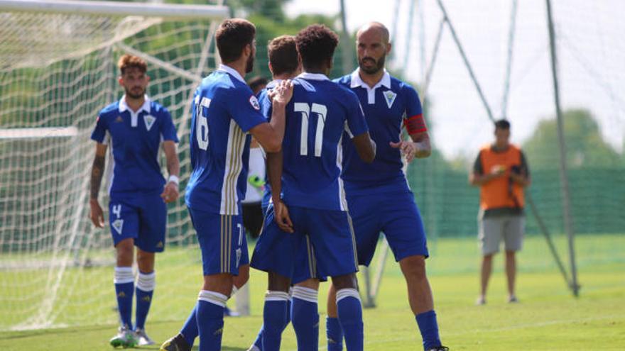 Los jugadores del Marbella, en plena celebración de uno de sus cinco tantos.