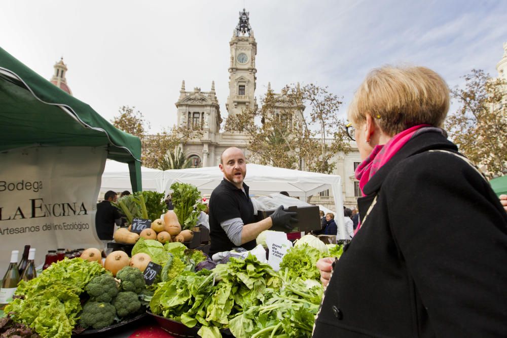 Mercado ecológico en la plaza del Ayuntamiento de Valencia