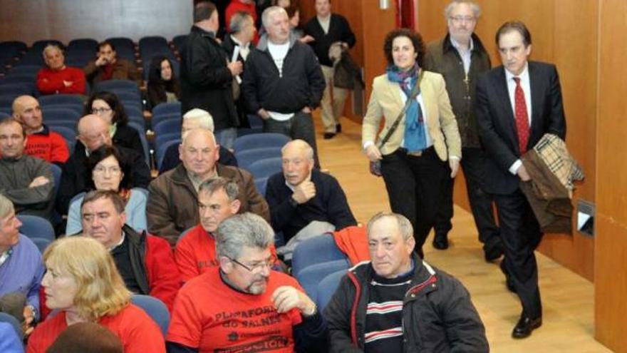 Valeriano Gómez (drcha.) entra en el pazo Emilia Pardo Bazán, donde se celebró el encuentro. // Noé Parga