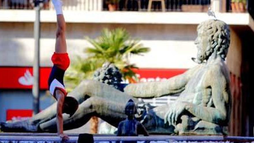 Uno de los participantes realiza su coreografía ante la conocida fuente de la Plaza de la Virgen.