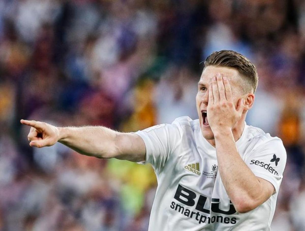 Gameiro celebrando el gol en la final de Copa del Rey