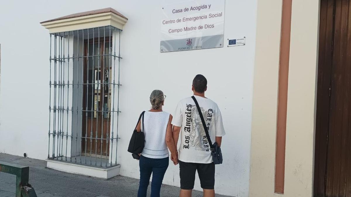 Carmen y su nueva pareja, en la puerta de la Casa de la Acogida de Córdoba.