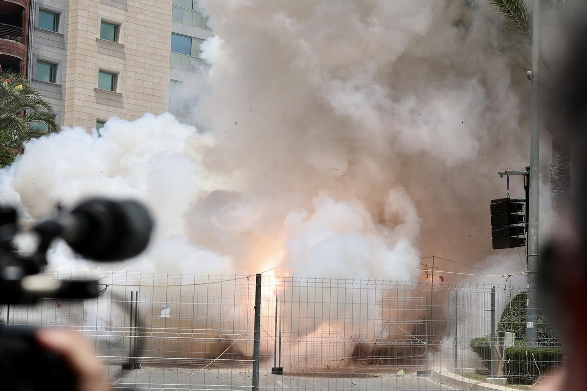 La comitiva fallera se estrena en Alicante con la mascletà de Mediterráneo
