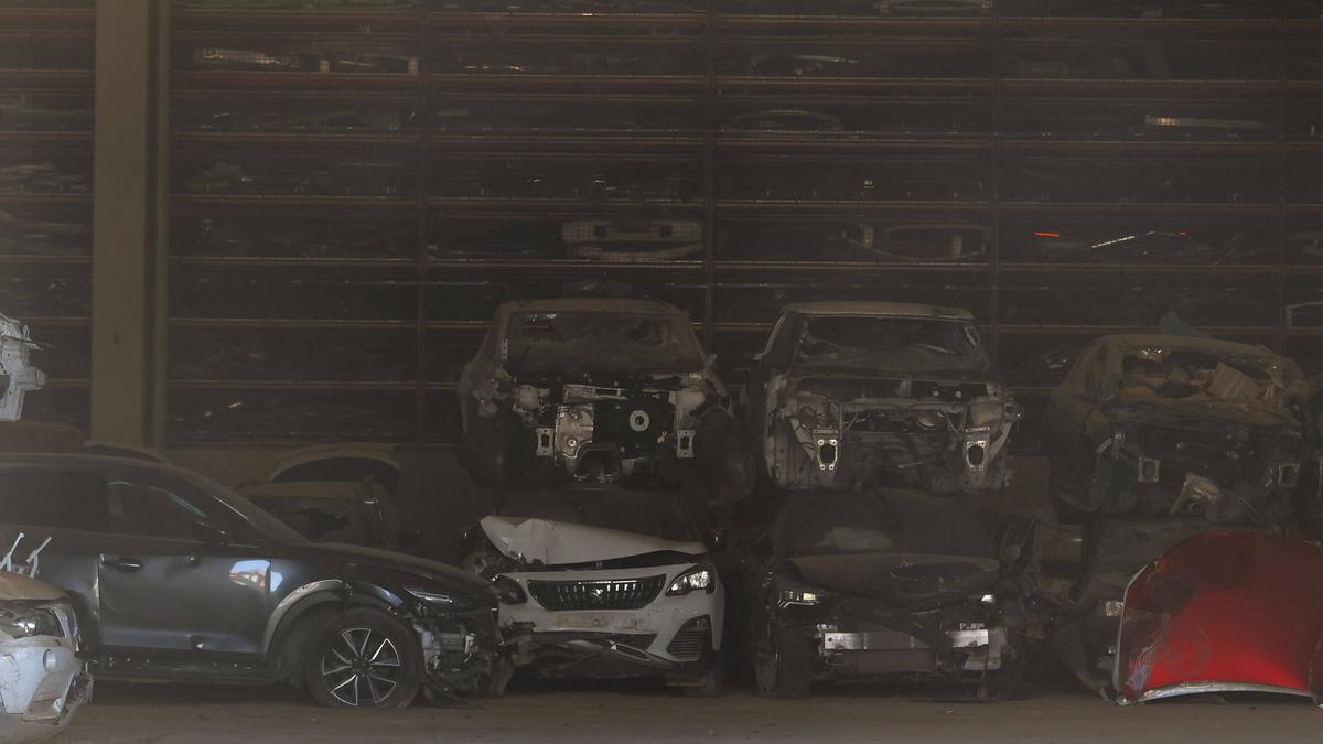 Coches en un desguace valenciano, en una imagen tras la dana.
