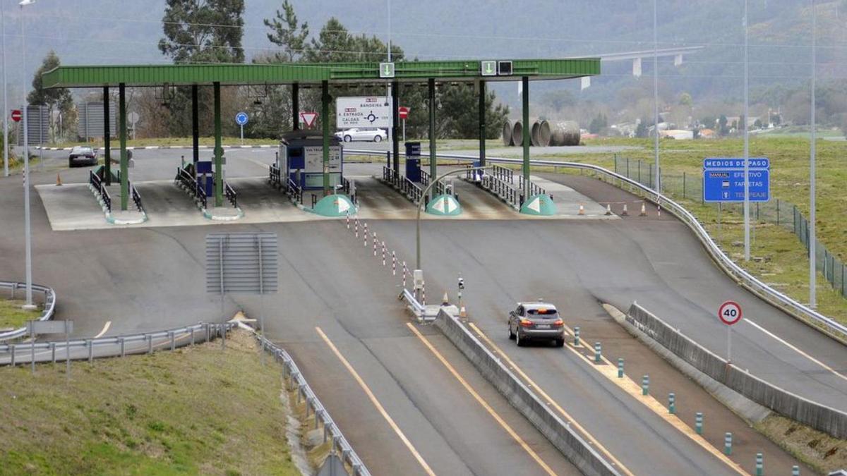 El MITMA aduce que sus competencias terminan en la glorieta que hay justo al pasar el peaje de la autopista.