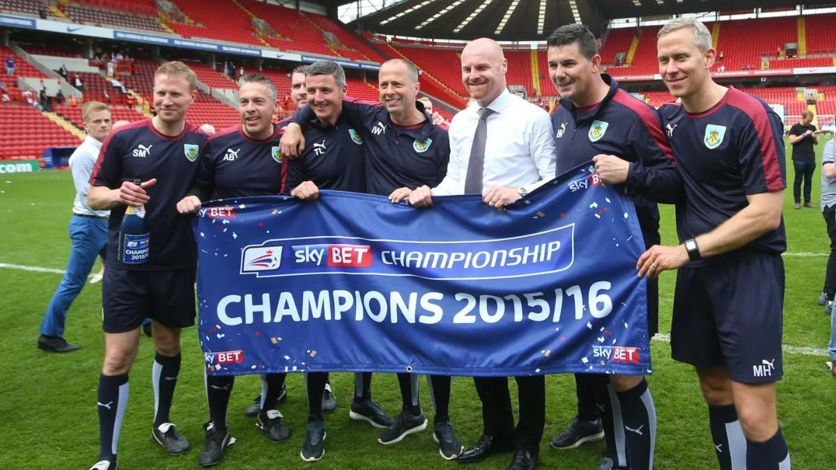 Sean Dyche, celebrando el ascenso con el Burnley