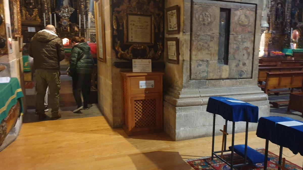Un cepillo de donativos en la iglesia de San Isidoro.