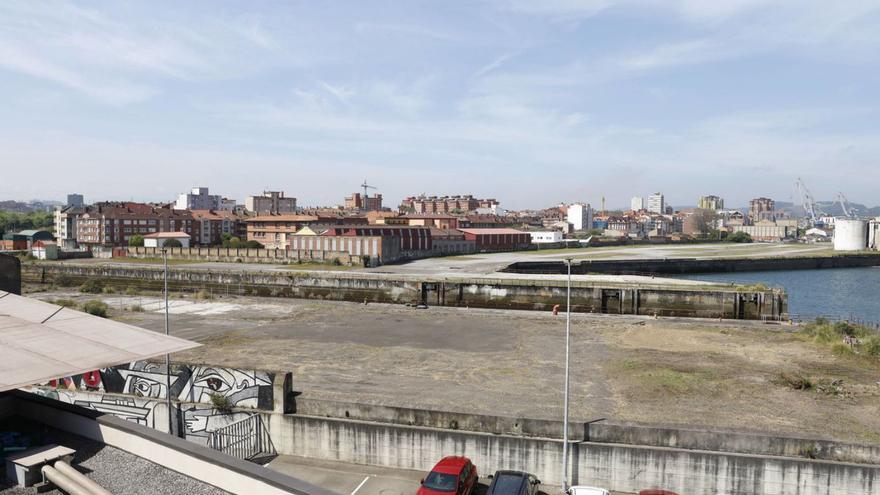 Una vista de los terrenos de Naval Gijón desde el Acuario de Poniente. | ÁNGEL GONZÁLEZ