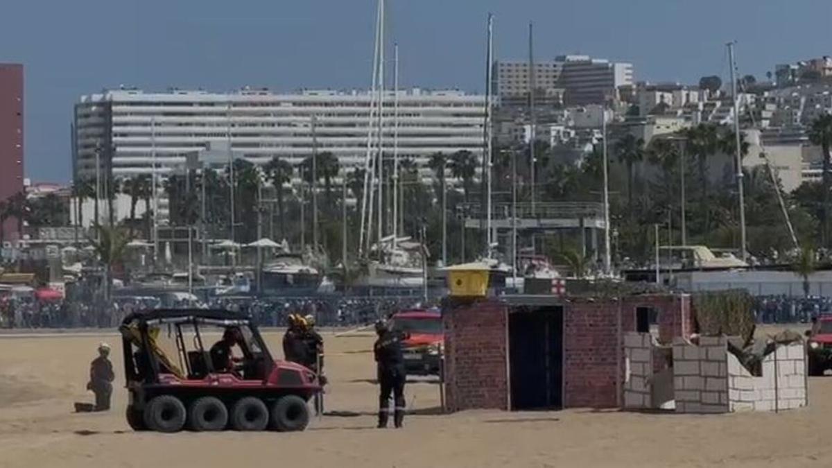 La UME simula un rescate de víctimas en un terremoto en la playa de Las Alcaravaneras en los actos por el Día de las Fuerzas Armadas