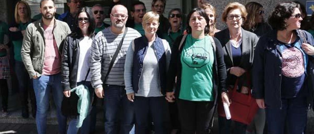 Cuatro alcaldes de la Ribera se unen a la protesta para evitar un desahucio