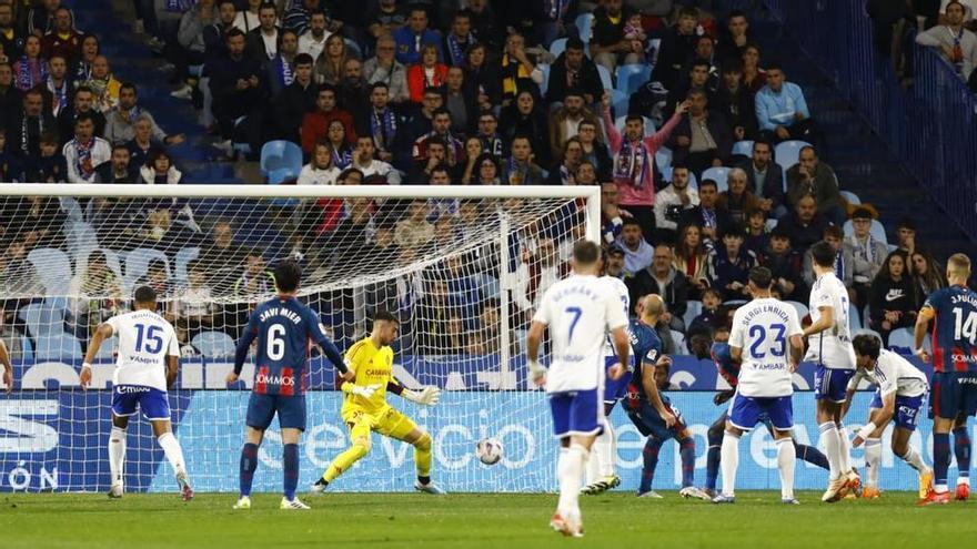 El Real Zaragoza cae con estrépito frente al Huesca y alarga una dinámica insostenible (0-2)