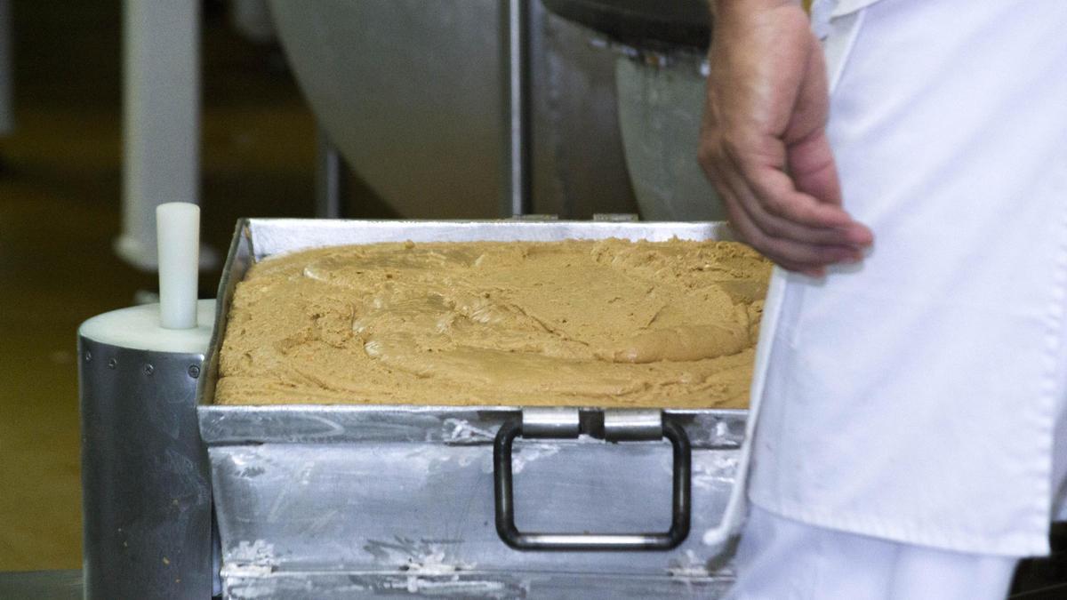 Tanqueta de turrón de Jijona.