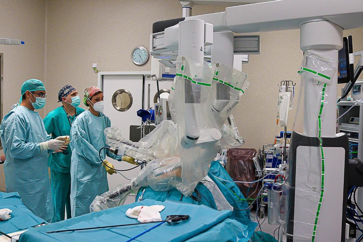 Intervención con robot Da Vinci en el Hospital Regional