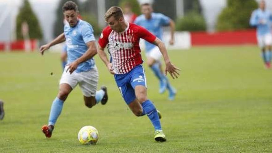 El rojiblanco César intenta superar a un futbolista del Ibiza.